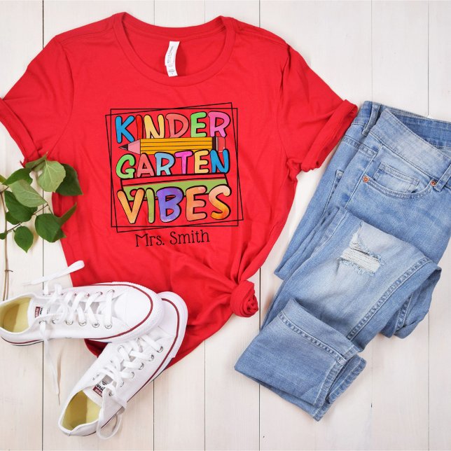 Kindergarten Vibes Personalisiert Teacher T-Shirt (Kindergarten Vibes Colorful Personalized Teacher T-Shirt
)