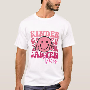 Kindergarten Vibes Spaß und spielerisches Design T-Shirt
