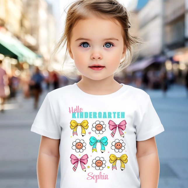 Kindergarten zurück zur Schule Niedlicher Name des Kleinkind T-shirt (Kindergarten Back To School Cute Bow Pencil Name Toddler T-shirt)