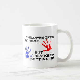 Kindergesicherter Zuhause Behielt in lustiger Mani Kaffeetasse