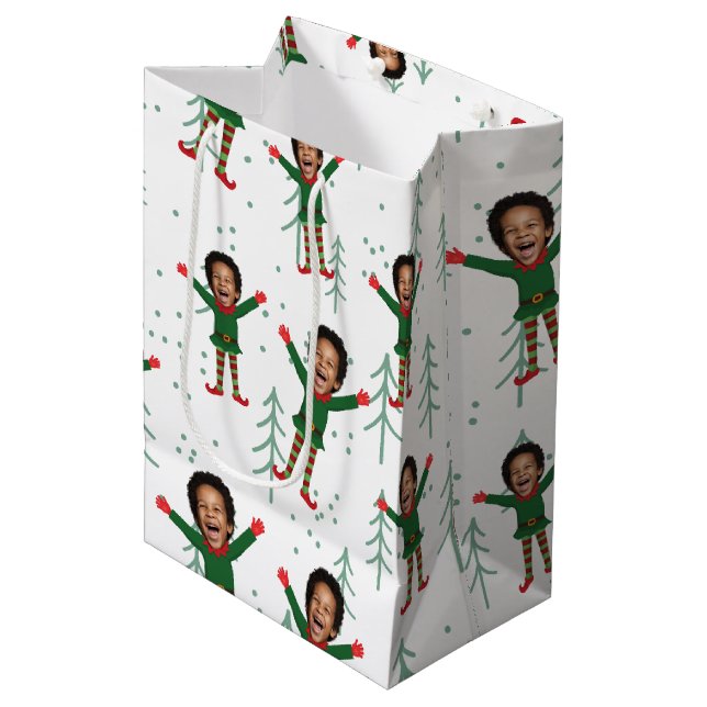 Kindergesicht und Name Elf Weihnachtsgeschmack Mittlere Geschenktüte (Vorderseite Schrägansicht)