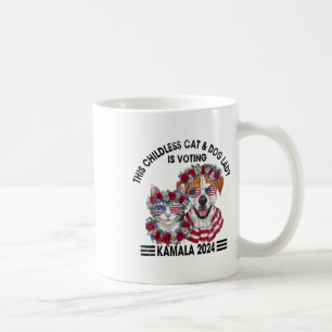 Kinderlose Katze und Hundedame wählt Kamala Harris Kaffeetasse