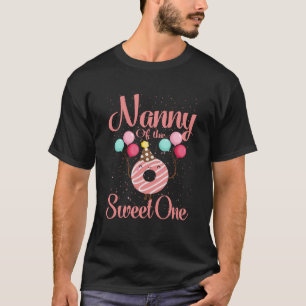 Kindermädchen der süßen Familie, die 1. T-Shirt