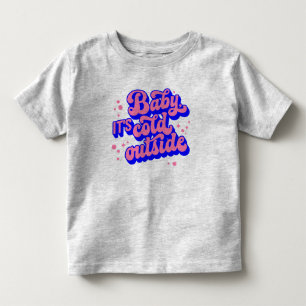 Kindermädchen, kalt draußen im Winter. Kleinkind T-shirt