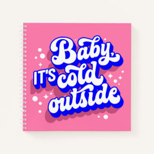 Kindermädchen, kalt draußen im Winter. Notizbuch