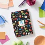 Kindermit Monogramm Videospiel-Party-MusterGamer iPad Pro Cover<br><div class="desc">Kindermit Monogramm Videospiel-Party-MusterGamer iPad Fall. Personifizieren Sie mit Namen und Initiale. Ein Muster der Kopfhörer,  der Videospielprüfer,  der Eiscreme,  der Schaumgummiringe,  der Pizza,  der Pommes-Frites und der Burger. www.SamAnnDesigns.com</div>