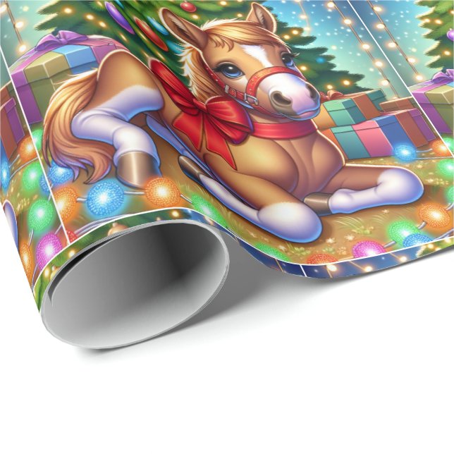 Kinderpferd, das nach Weihnachtsbaum ruht Geschenkpapier (Rolleneckpunkt)