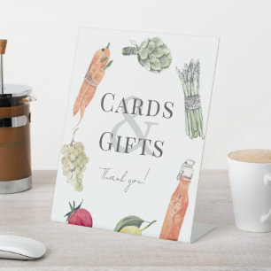 Kinderspielkarten und Geschenke auf dem heimischen Sockelschild