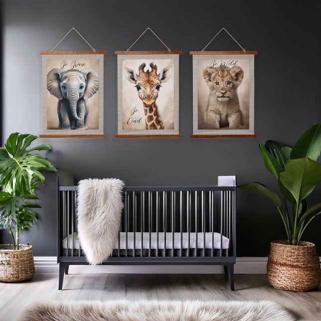 Kinderzimmer Decor Dschungeltiere Wandteppich Mit Holzrahmen (Nursery Jungle Animals Trio - Baby Elephant, Baby Giraffe, Lion Cub - Editable Captions Tapestries)