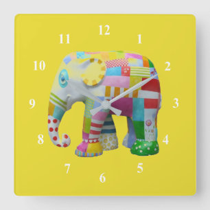 Kinderzimmer mit Patchwork-Spielzeug Quadratische Wanduhr