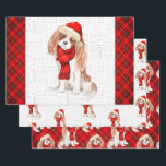 King Charles Cavalier Spaniel Christmas Dog Karier Geschenkpapier Set<br><div class="desc">Dieser süße König Charles Cavalier Spaniel Hund ist bereit für die Feriensaison eine rote Santa Cap und Schal,  macht diesen Hund zu einem echten Modemacher. Dieser niedliche Weihnachtshund ist mit einem karierten Aufdruck in Rot und Grün auf diesem Set der Geschenkpackung für den Hundeliebhaber gepaart.</div>