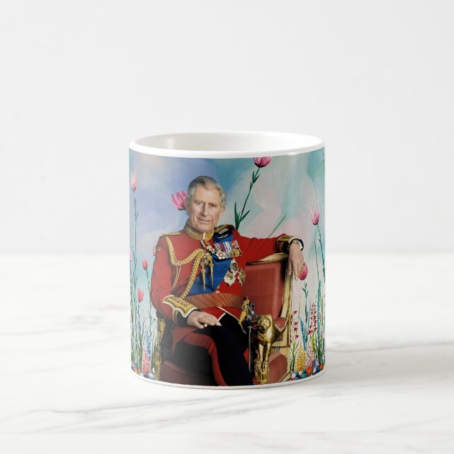 King Charles III mit Spring Garden Hintergrund Kaffeetasse (Mittel)