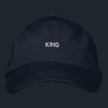King druckte Text handsome-Hat für das Charming Me Bestickte Baseballkappe<br><div class="desc">Die verstellbare Kappe der Marine bestickt mit "King" in fett bestickten Buchstaben auf der Vorderseite,  aus weicher,  haltbarer Baumwolle für den Alltag Komfort und Stil.</div>