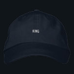 KING Marine Color Perfekt für einen raffinierten S Bestickte Baseballkappe<br><div class="desc">Navy Cap mit "King" Text Stickerei. Komfortabel,  verstellbar und perfekt für einen anspruchsvollen Stil.</div>