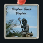 King Neptune Park, Virginia Beach, VA Silbernes Ornament<br><div class="desc">Naher Blick auf die Königsstatue am Strand von Virginia,  den Neptun-Park,  mit umliegender Strandlandschaft. Wörter lesen: "Virginia Beach,  Virginia" Große Souvenirs!</div>