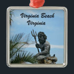 King Neptune Park, Virginia Beach, VA Silbernes Ornament<br><div class="desc">Naher Blick auf die Königsstatue am Strand von Virginia,  den Neptun-Park,  mit umliegender Strandlandschaft. Wörter lesen: "Virginia Beach,  Virginia" Große Souvenirs!</div>