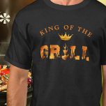 King of the Grill GRILLEN T-Shirt<br><div class="desc">KING OF THE GRILL Feuer und Flammen Typografie Design auf Ihrer Wahl von Bekleidung und Farbe. Fügen Sie Text zu personalisieren, wie gewünscht in EDIT. HILFE: Für Hilfe bei der Modifizierung oder Personalisierung des Designs, bei Farbänderungen, bei der Größenänderung, bei der Übertragung des Designs auf ein anderes Produkt oder wenn...</div>