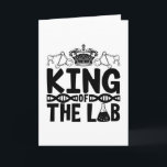 King of the Labrador Tech Science Laboratory Techn Karte<br><div class="desc">Dieses komische Labortechnikerdesign für Damen und Herren, die ihre Labor- und Chemiearbeit Liebe leisten. Zeigen Sie, dass Sie ein stolzer Labrador-Tech sind. Auf dem Labormotiv ist der Zitat König des Labradors.</div>