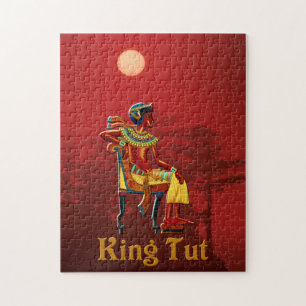 King Tut unter einer untergehenden Sonne