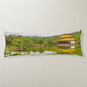 Kinkaku-ji oder Goldener Pavillon und Teich, Kyoto Seitenschläferkissen