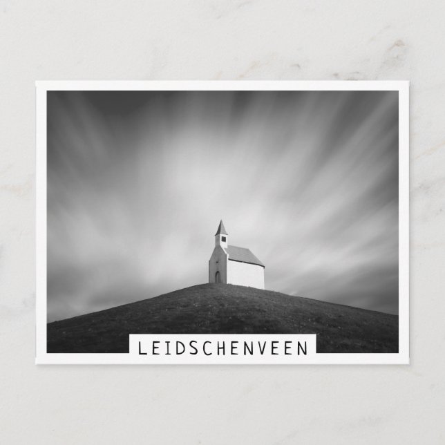 Kirche auf einem Hügel in Schwarz-Weiß Postkarte (Vorderseite)