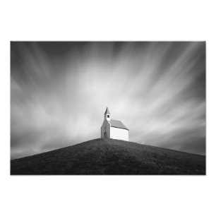 Kirche auf einem Hügel in Schwarzweiss Fotodruck
