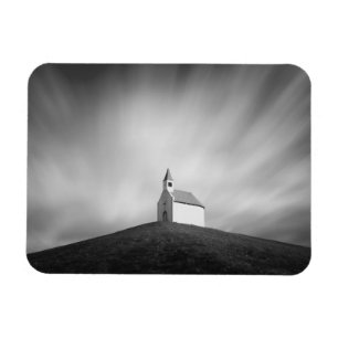 Kirche auf einem Hügel in Schwarzweiss Magnet