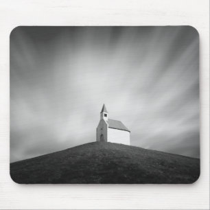 Kirche auf einem Hügel in Schwarzweiss Mousepad