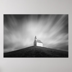 Kirche auf einem Hügel in Schwarzweiß Poster