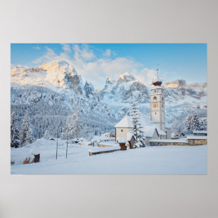 Kirche eingeschneit mit Bergkulisse Poster