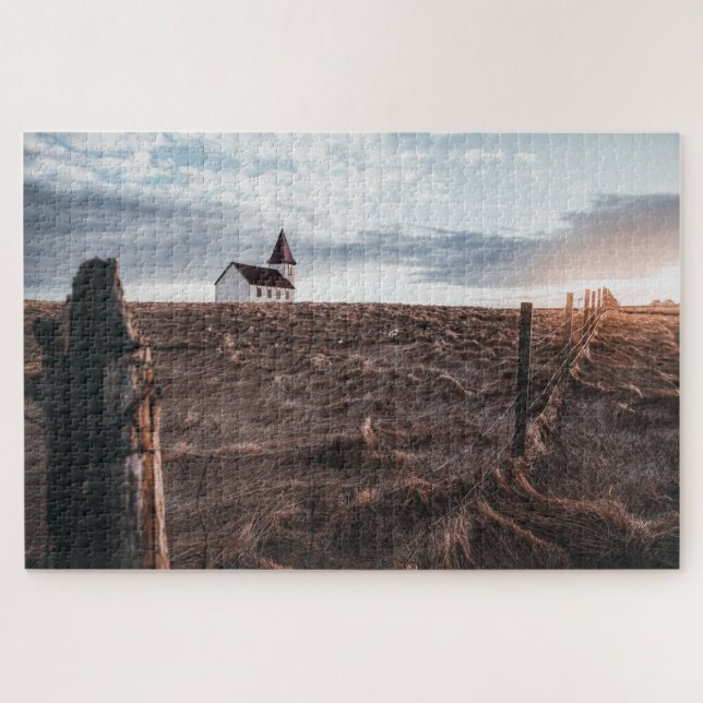 Kirche Gebäude & Hay Feld während Sonnenuntergang (Horizontal)