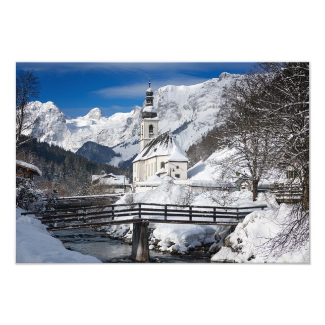 Kirche im Schnee mit den Alpen Fotodruck (Vorne)