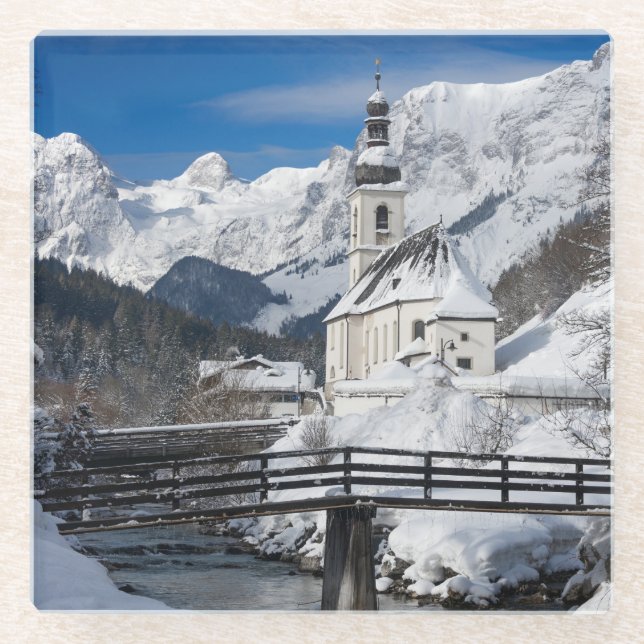 Kirche im Schnee mit den Alpen Glasuntersetzer (Vorderseite)