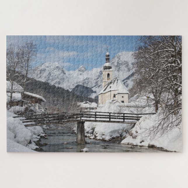 Kirche im Schnee mit den Alpen im Winter (Horizontal)