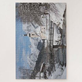 Kirche im Schnee mit den Alpen im Winter