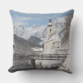 Kirche im Schnee mit den Alpen im Winter Kissen
