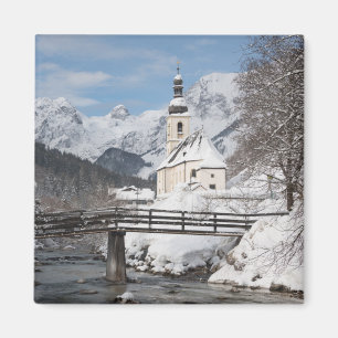 Kirche im Schnee mit den Alpen im Winter Magnet