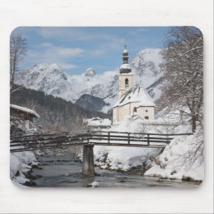 Kirche im Schnee mit den Alpen im Winter Mousepad