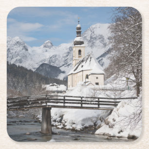 Kirche im Schnee mit den Alpen im Winter Rechteckiger Pappuntersetzer