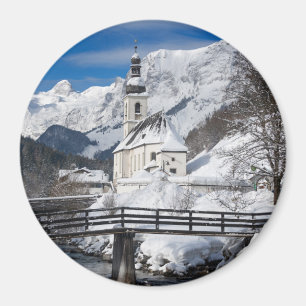Kirche im Schnee mit den Alpen Magnet