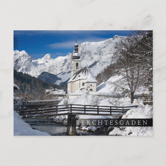 Kirche im Schnee mit den Alpen Postkarte (Vorderseite)