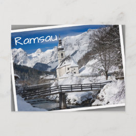 Kirche im Schnee mit den Alpen Postkarte