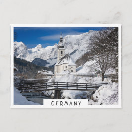 Kirche im Schnee mit den Alpen Postkarte