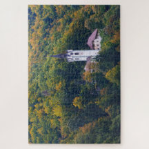 Kirche in einem Regenwald in Slowenien