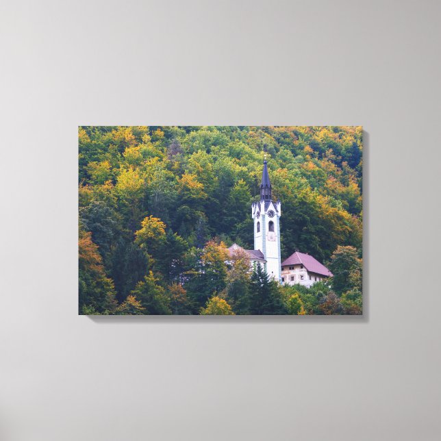Kirche in einem Regenwald in Slowenien Leinwanddruck (Vorderseite)