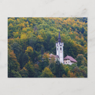 Kirche in einem Regenwald in Slowenien Postkarte