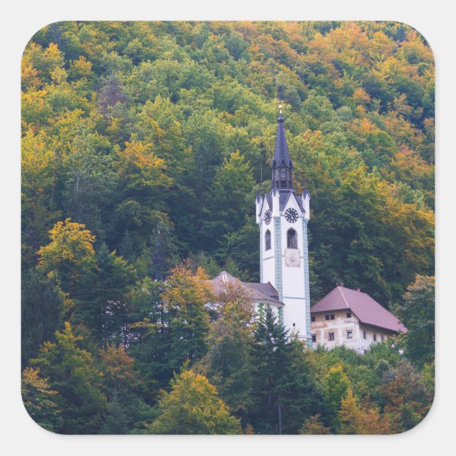Kirche in einem Regenwald in Slowenien Quadratischer Aufkleber (Vorderseite)
