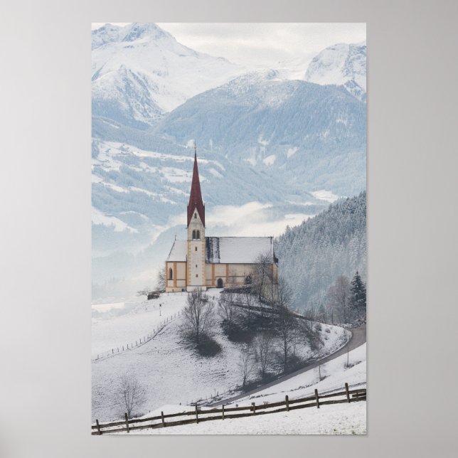 Kirche in einer alpinen Winterlandschaft Poster (Vorne)