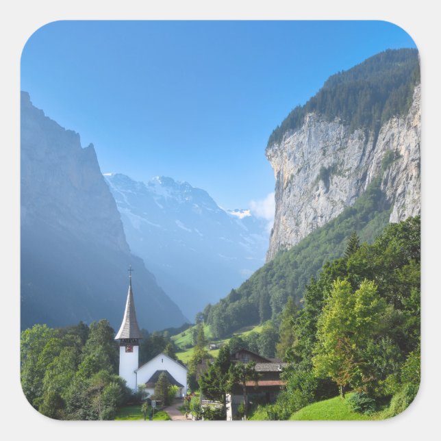 Kirche in Lauterbrunnen, Schweiz Quadratischer Aufkleber (Vorderseite)