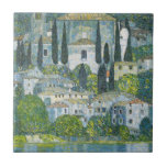 Kirche (Kirche) in Cassone von Gustav Klimt Fliese<br><div class="desc">Kirche in Cassone - Landschaft mit Zypressen (alias Kirche in Cassone - Landschaft mit Zypressen) (1913) von Gustav Klimt ist eine Vintage Viktorianische Kunstmalerei der Ära mit einer Kirche in Cassone mit umliegenden Gebäude und Zypressen am Rande des Gardasees. Über den Künstler: Gustav Klimt (1862-1918) war ein österreichischer Symbolik-Maler und...</div>